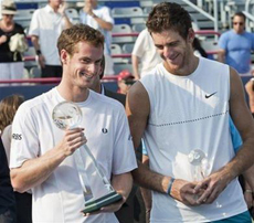 Andy Murray (trái) và Juan Martin Del Potro (phải) trên bục nhận cúp của Rogers Cup.
